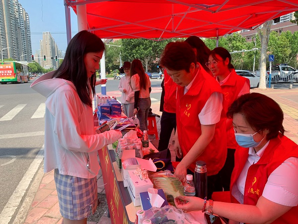 助力学子圆梦，，，，，践行国企担当  安徽龙8头号玩家地产集团组织爱心助考公益活动